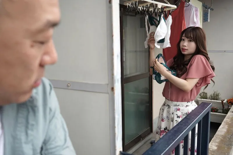 Gã nhà sát bên chuyên soi mói và cặp cô vợ người chồng thường xuyên rên la quá to